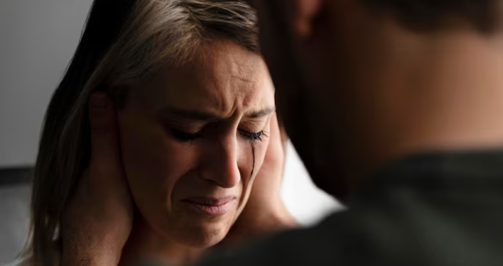 Confira sinais de um relacionamento abusivo. Foto: FreePik