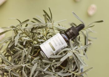 Tire suas dúvidas sobre o canabidiol! Veja como o tratamento ajuda na ansiedade e dores crônicas com segurança e acompanhamento médico - Pexels/Nora Topicals