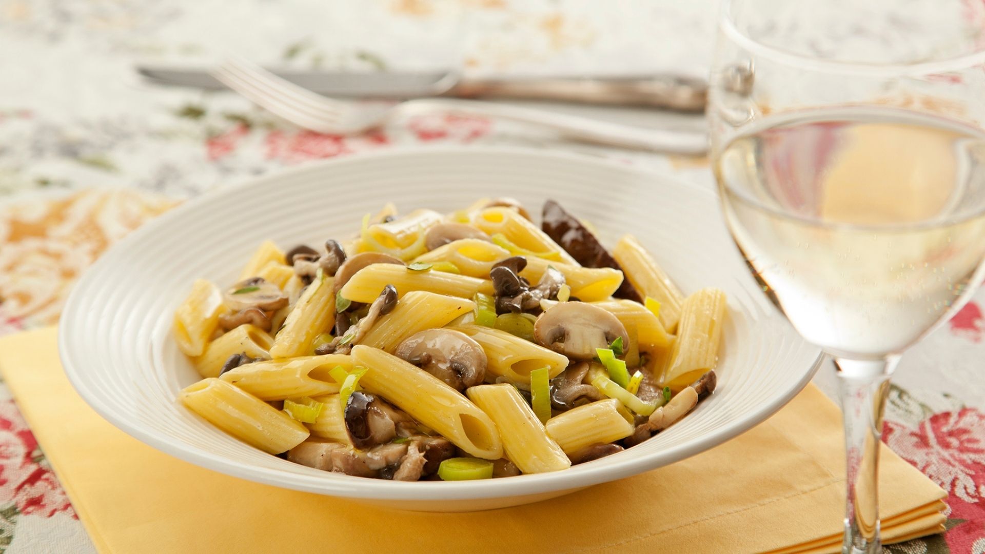Penne com mix de cogumelos