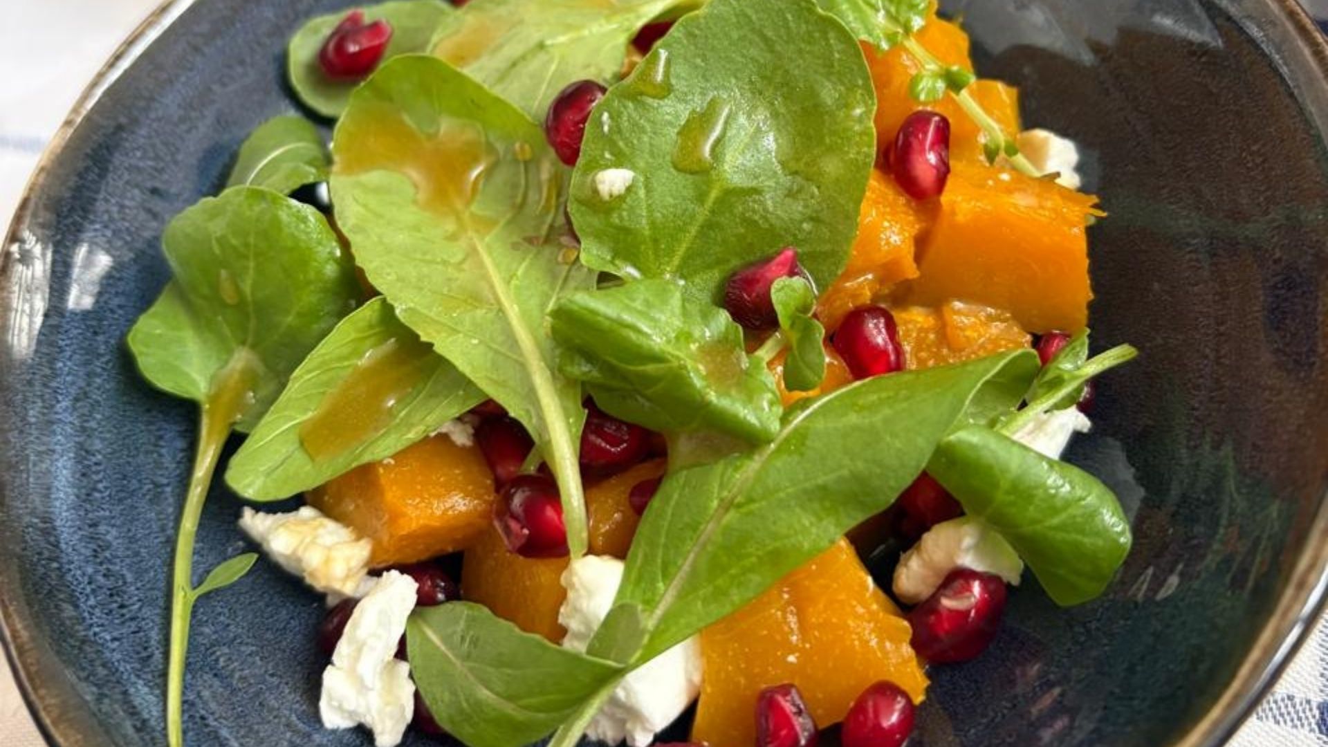 Salada de abóbora cabotiá, vinagrete de rapadura, queijo de cabra, semente de romã e rúcula