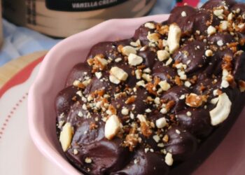 Ovo-de-Páscoa-de-chocolate-com-caramelo-brownie-proteico-e-ganache-cremosa