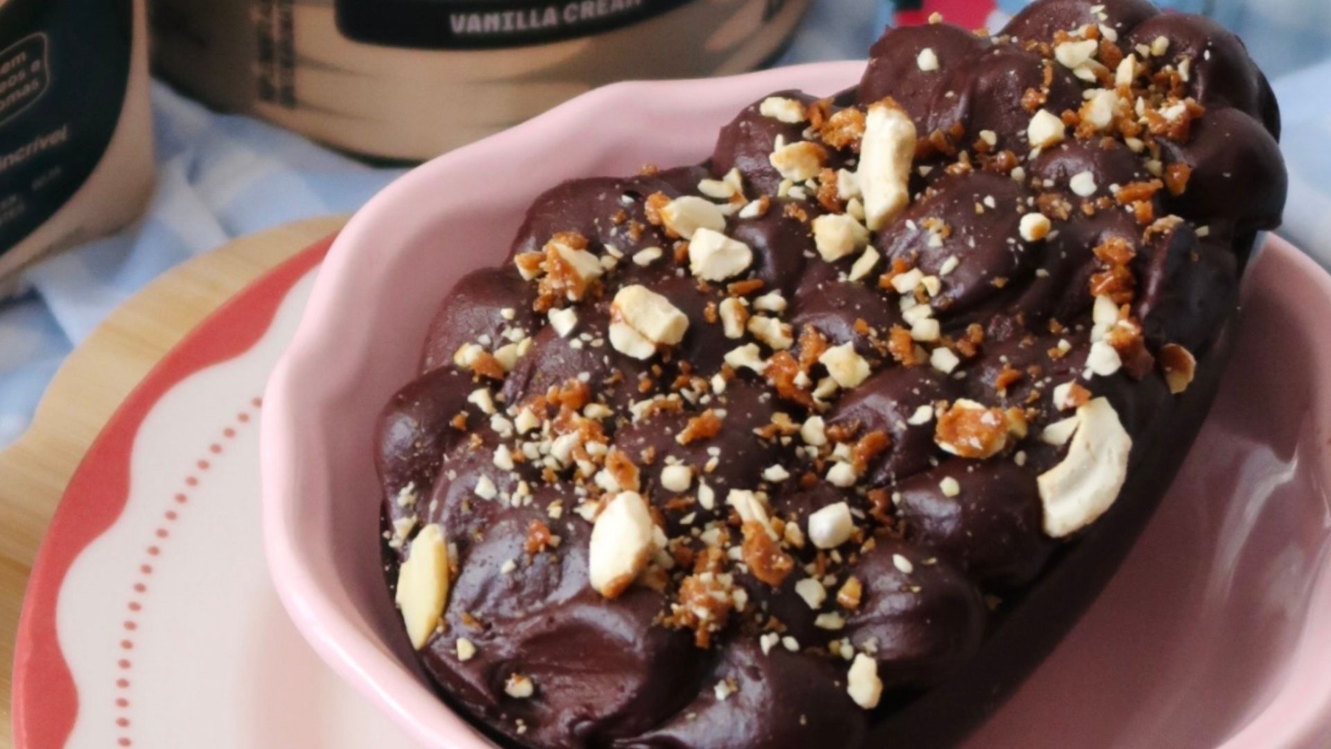 Ovo de Páscoa de chocolate 70% com caramelo, brownie proteico e ganache cremosa