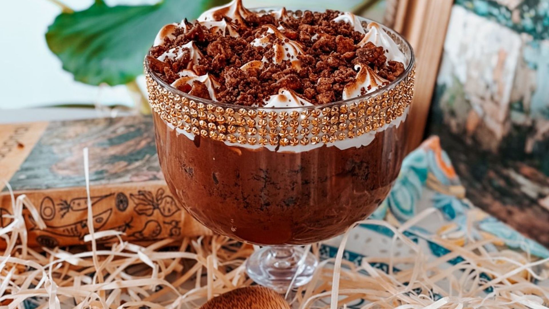 Baba de dinossauro: mousse de chocolate com caramelo salgado, chantilly e crumble