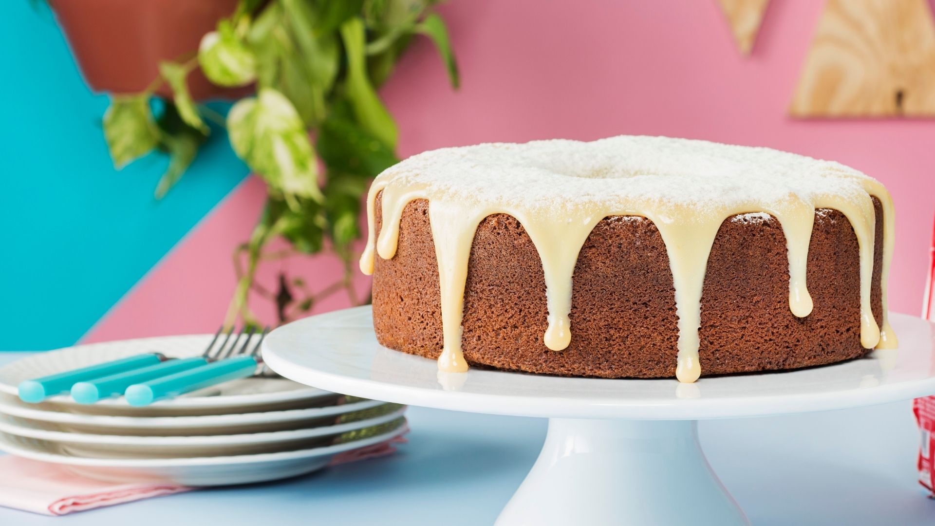 Bolo de chocolate com cobertura de leite em pó