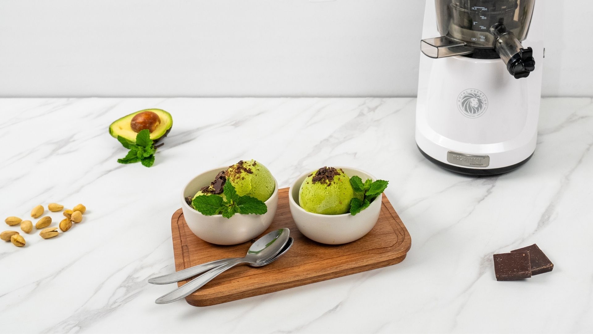 Sorbet de abacate com chocolate amargo, pistache e hortelã