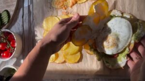 Sanduíche prático e rápido de batata ralada com queijo