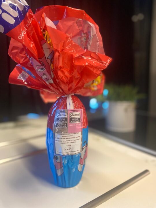 Chocolate Fini com recheio sabor morango e framboesa - com balas de gelatina -, da Topcau, Grupo Marilan