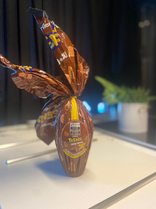 Chocolate ao leite Teens, com biscoito recheado, da Topcau, Grupo Marilan