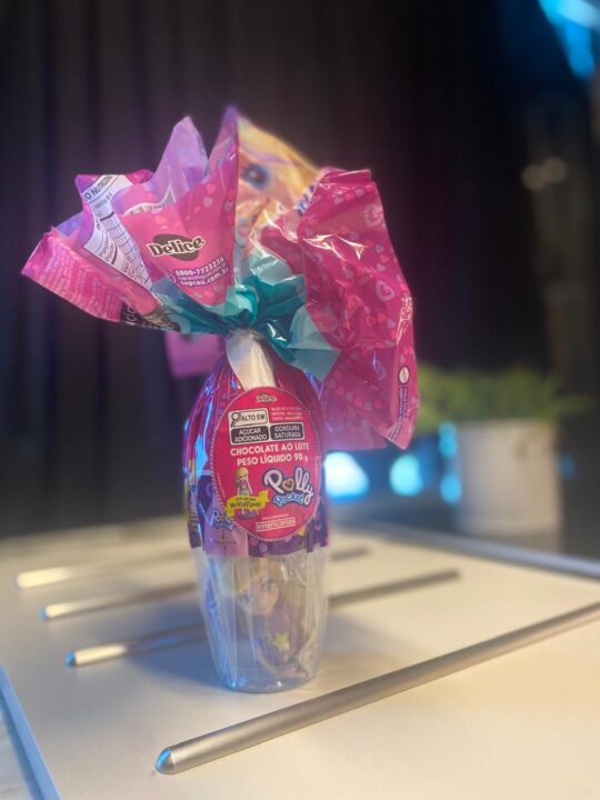 Chocolate ao leite com boneca Poly Pocket, da Delice