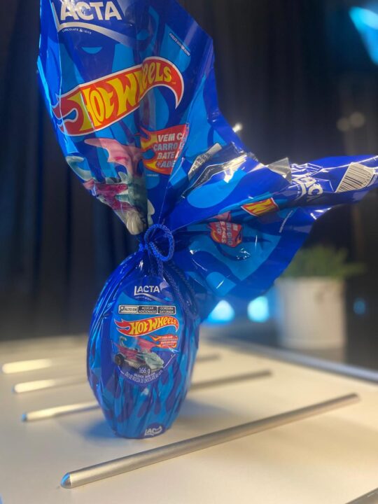 Chocolate ao leite com carrinho Hot Wheels, da Lacta