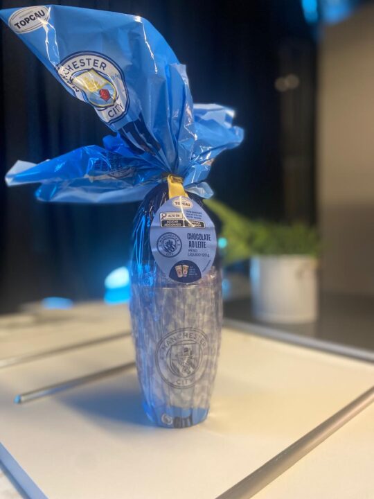 Chocolate ao leite com copo do Manchester City, da Topcau, Grupo Marilan