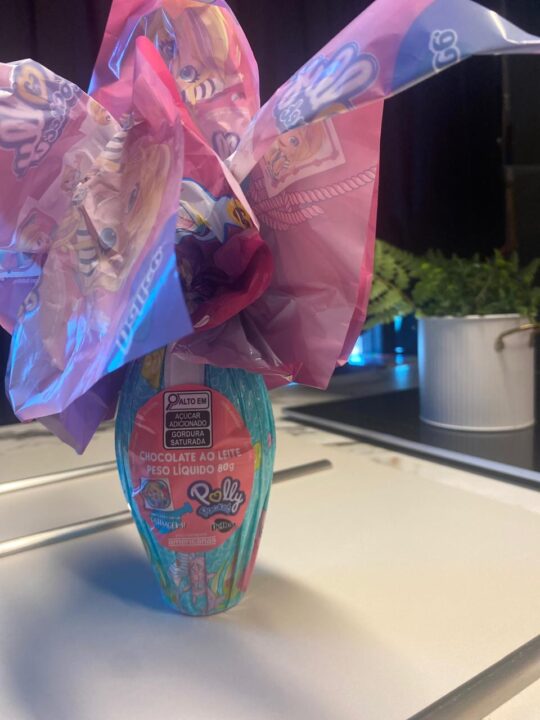 Chocolate ao leite com tatuagem da Poly Pocket, da Delice