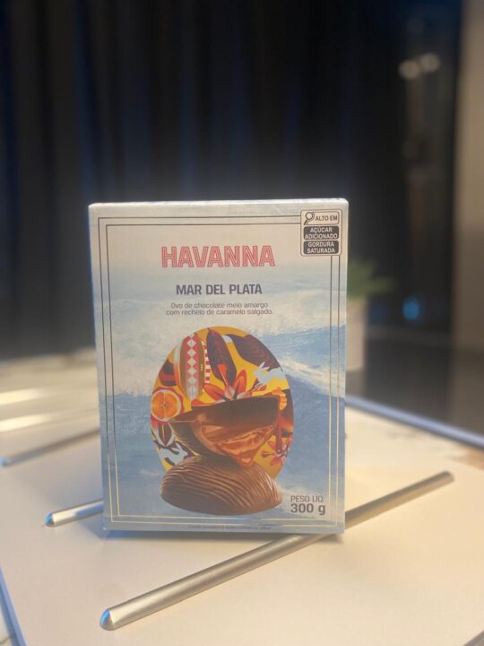 Chocolate meio amargo com recheio de caramelo salgado, da Havana