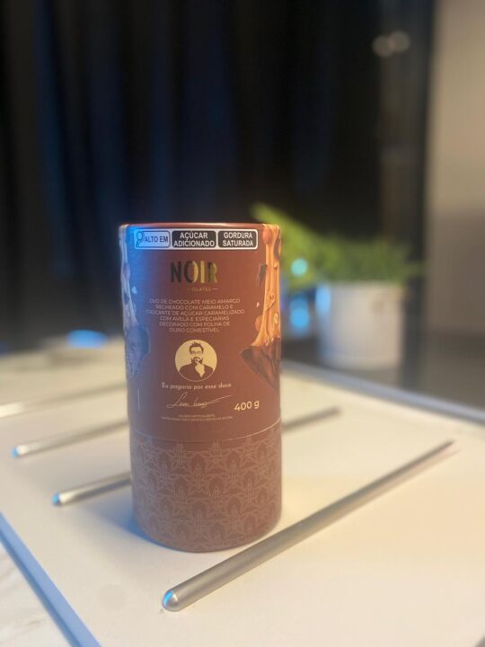 Ovo Recheado com Caramelo, decorado com folha de ouro comestível, da Noir