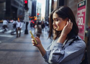 Antes de confiar, vale checar? App permite consultar histórico de pessoas em segundos - Crédito: FreePik