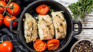Bacalhau com legumes mediterrâneos fácil para quem gosta do sabor caseiro