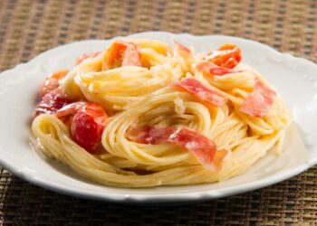 Cabelinho de anjo com salame e tomatinhos
