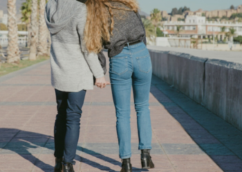 Calça jeans nunca sai de moda. Foto: FreePik