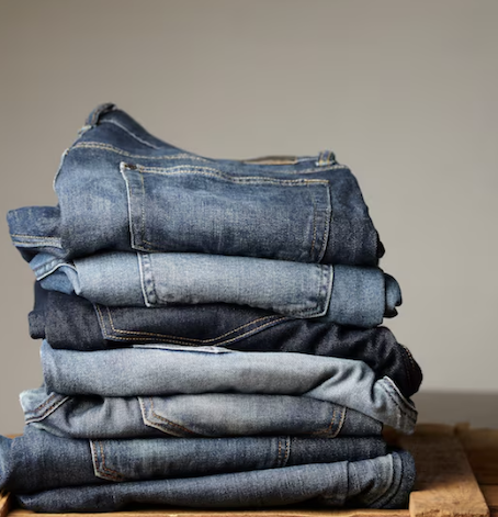 Calça jeans nunca sai de moda. Foto: FreePik