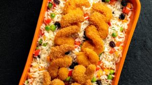 Camarão empanado com arroz à grega