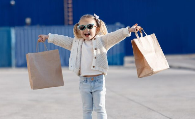 Crianças da Geração Alpha já participam das compras, mesmo antes de compreender limites financeiros. Foto: FreePik