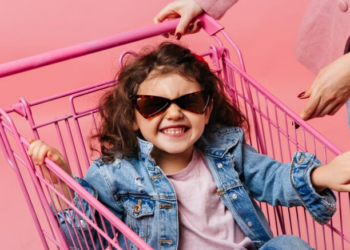 Crianças da Geração Alpha já participam das compras, mesmo antes de compreender limites financeiros. Foto: FreePik