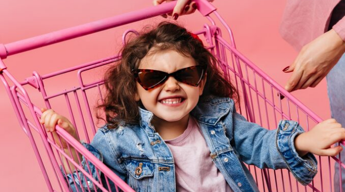 Crianças da Geração Alpha já participam das compras, mesmo antes de compreender limites financeiros. Foto: FreePik