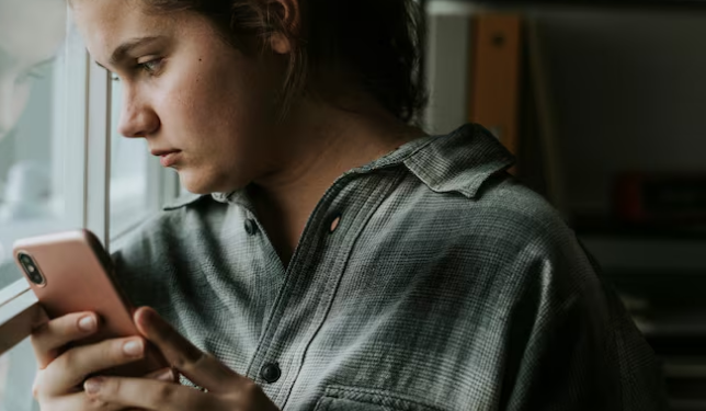 O que o cyberbullying está fazendo com as crianças? Foto: FreePik