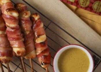 espetinho de queijo coalho com bacon