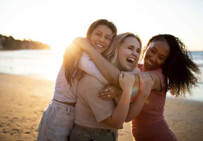 Existe um segredo para a felicidade? A neurociência diz que sim; revelamos para você! Foto: FreePik