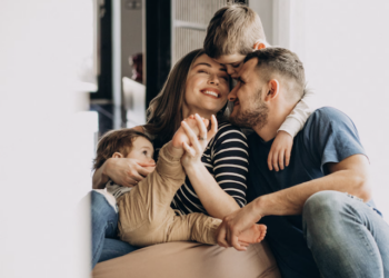 Existe um segredo para a felicidade? A neurociência diz que sim; revelamos para você! Foto: FreePik