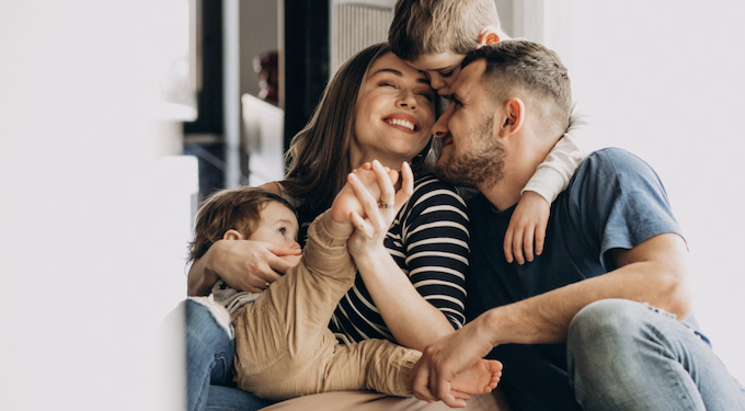 Existe um segredo para a felicidade? A neurociência diz que sim; revelamos para você! Foto: FreePik