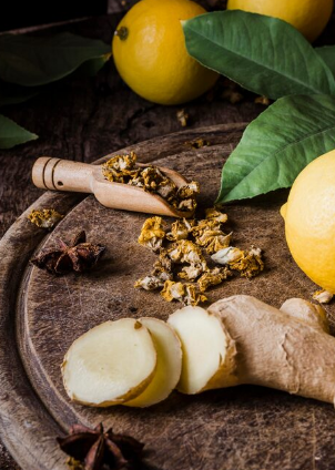 Receitas populares prometem aliviar a rouquidão; especialista explica o que realmente acontece. Foto: FreePik