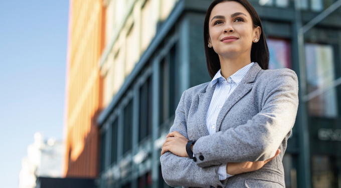 Liderança feminina nas empresas ainda enfrente barreiras; veja se é seu caso. Foto: FreePik