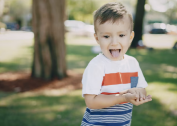 Menino fala mais tarde mesmo? Foto: FreePik