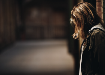 Mulheres relatam mais medo do que homens. Foto: FreePik
