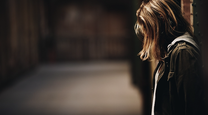 Mulheres relatam mais medo do que homens. Foto: FreePik