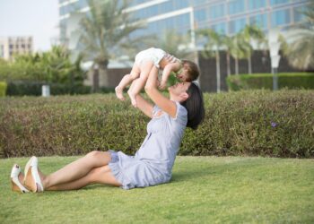 Muitas mães procuram o método Mommy Makeover para recuperar a autoestima após a maternidade e isso beneficia não só as mulheres, como também, toda família. Foto: Pixabay.