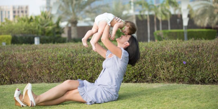 Muitas mães procuram o método Mommy Makeover para recuperar a autoestima após a maternidade e isso beneficia não só as mulheres, como também, toda família. Foto: Pixabay.
