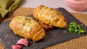 Pão de alho caseiro: aprenda versão cremosa que vai roubar a cena do seu churrasco 