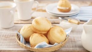 Pão de queijo de liquidificador fácil que fica fofinho e dourado