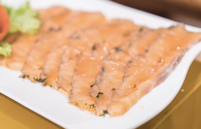 Busca por opções acessíveis e práticas transforma o cardápio da data e amplia o consumo de pescados. Foto: FreePik