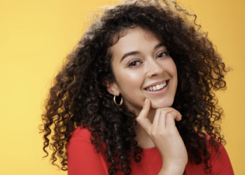Saúde dos fios é prioridade entre as mulheres. Foto: FreePik