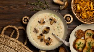 Sopa cremosa de couve-flor com cogumelos