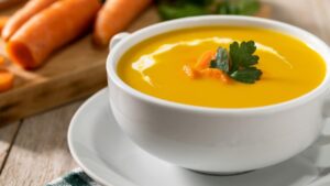 Sopa cremosa de mandioquinha, frango e alho-poró