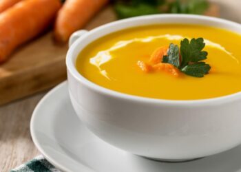 Sopa cremosa de mandioquinha, frango e alho-poró