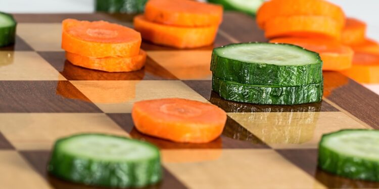 Cenoura, pepino e salsão são exemplos dos chamados "alimentos detergentes". Foto: Pixabay.