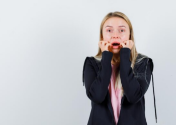 O nervosismo pode prejudicar a sua voz? Entenda fenômeno. Foto: FreePik