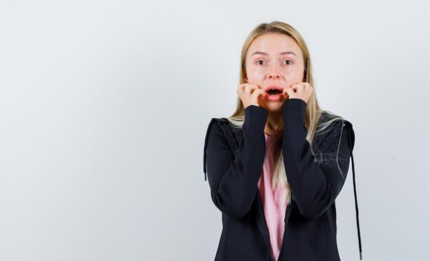 O nervosismo pode prejudicar a sua voz? Entenda fenômeno. Foto: FreePik