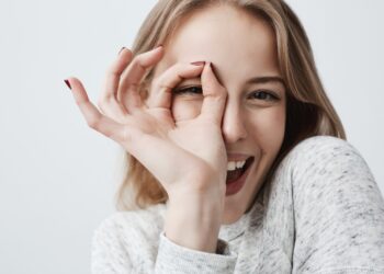 O acompanhamento oftalmológico é fundamental para avaliar a saúde ocular e indicar a lente mais adequada para cada pessoa. Foto: Magnific